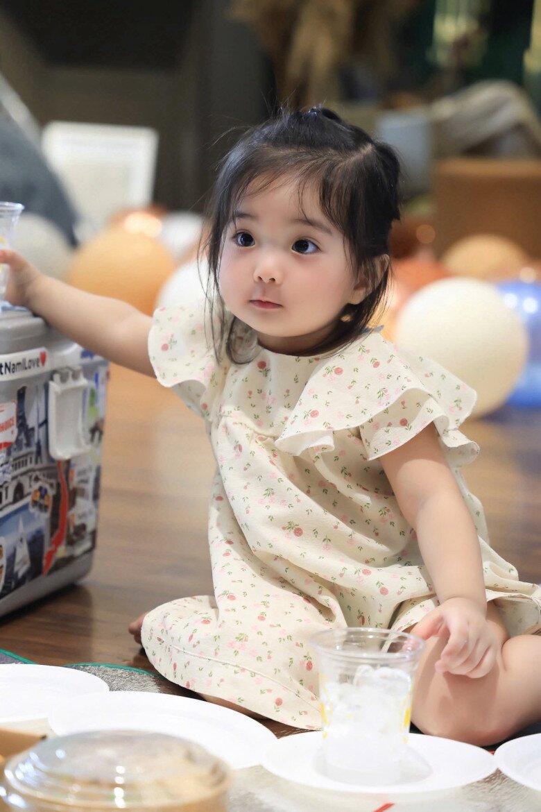 Bé Lisa sở hữu đôi mắt to tròn, gương mặt như búp bê.
