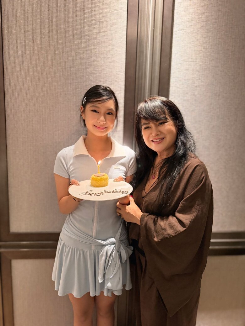 Cherry mừng sinh nhật bên bà ngoại.