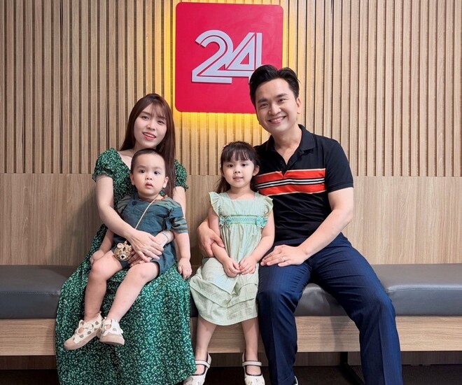 Gia đình MC Hạnh Phúc chụp hình ở đài VTV.