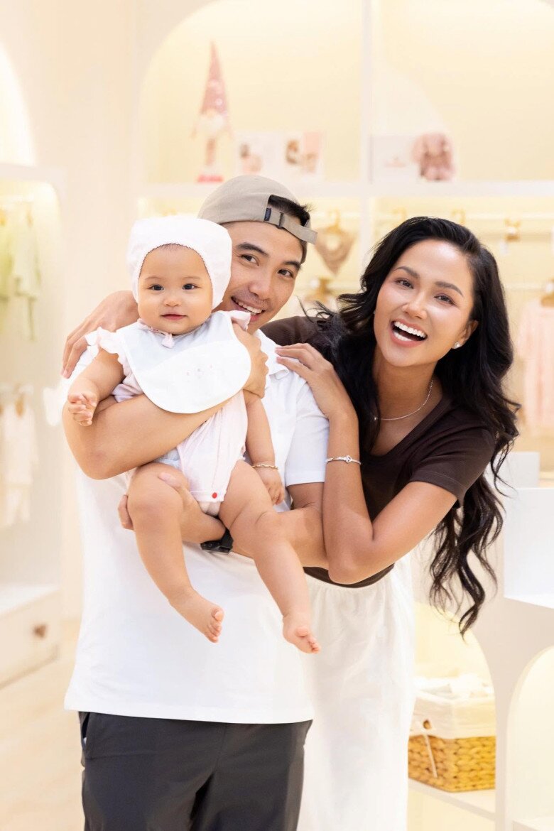 Gia đình HHen Niê - Tuấn Khôi cùng nhau tham gia sự kiện.