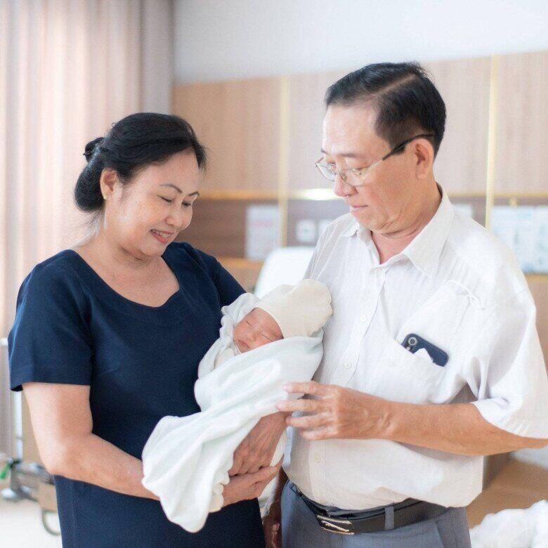 Bố mẹ chồng của HHen Niê thường xuyên sang thăm cháu gái.