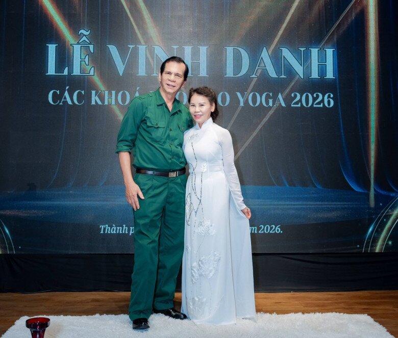 Bà Ngọc Hương diện tà áo dài trắng trong sự kiện tốt nghiệp.