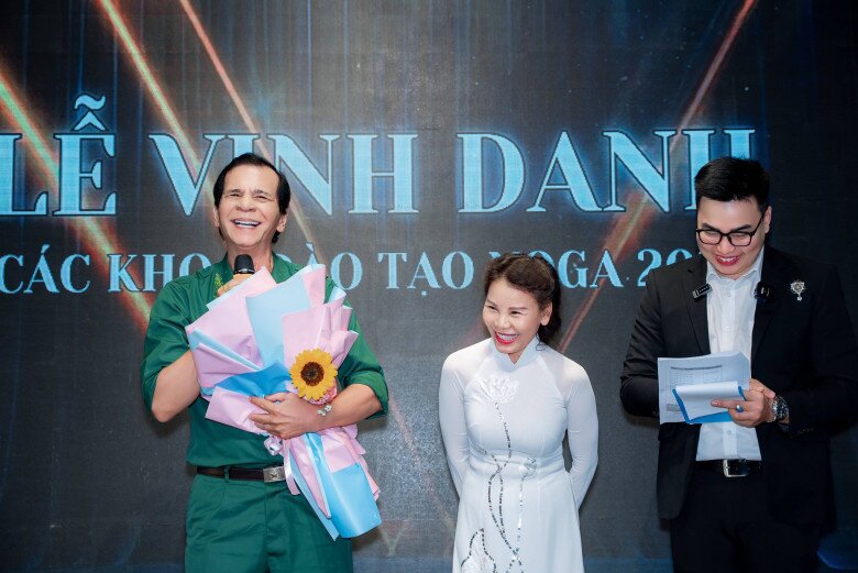 Ông Hồ Sĩ An thu hút sự chú ý bởi vẻ ngoài phong độ dù đã ở độ tuổi ngoài 70.