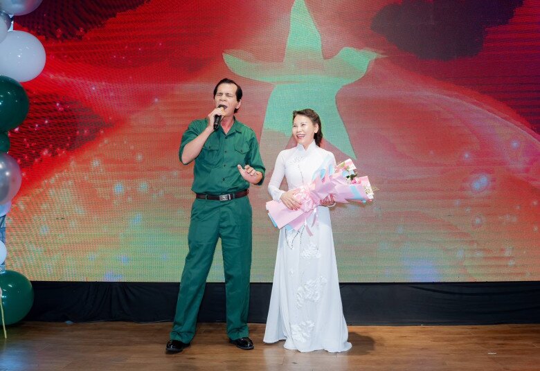 Ông Hồ Sĩ An đến hát chúc mừng bà xã hoàn thành khóa học.