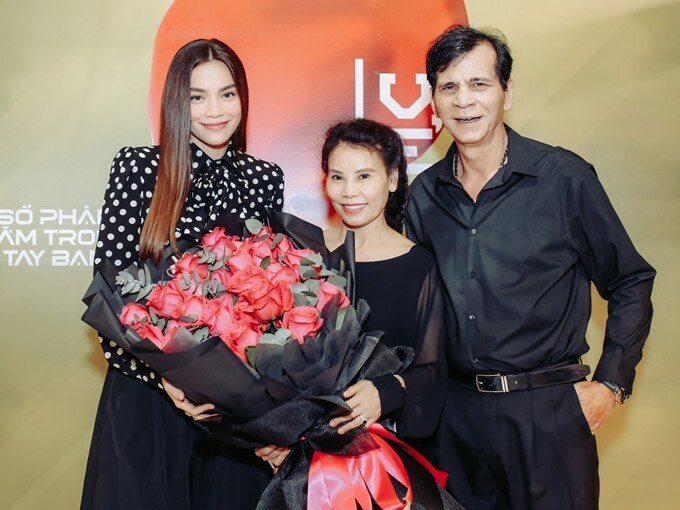 Hồ Ngọc Hà thừa hưởng chiều cao nổi bật từ bố.