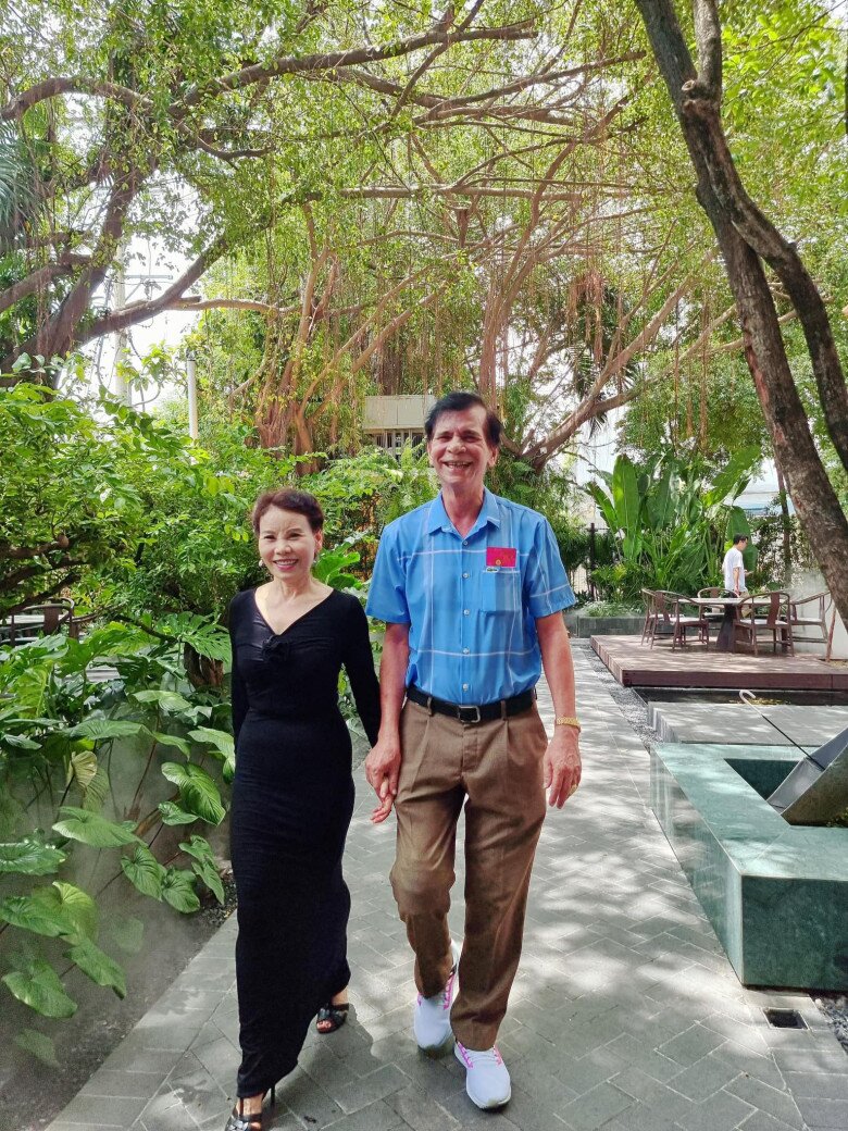 Bà Ngọc Hương và ông Hồ Sĩ An luôn lãng mạn, ngọt ngào bên nhau.