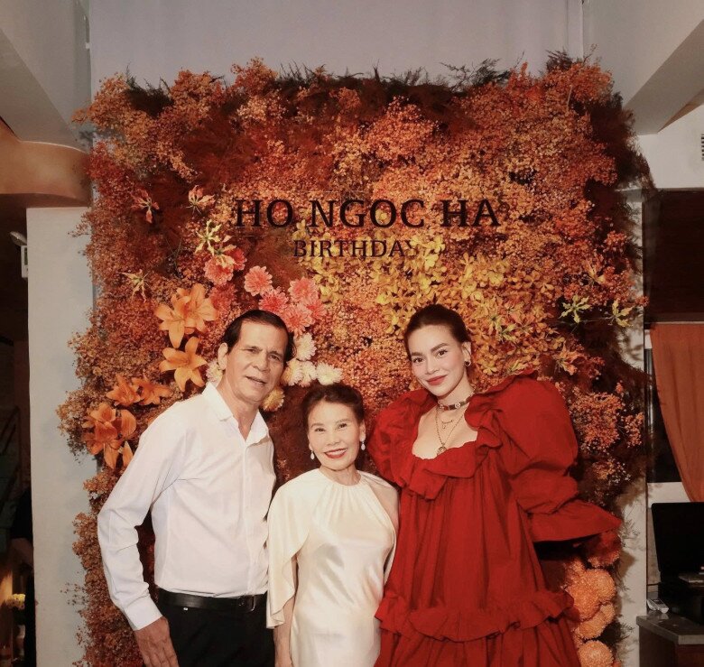 Hồ Ngọc Hà bên bố mẹ ruột.