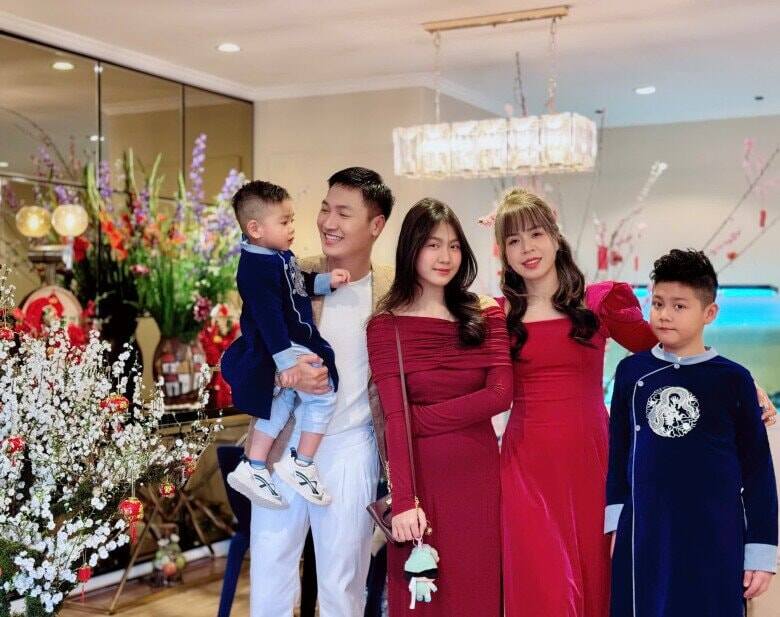 Phương Linh càng lớn càng xinh đẹp, được nhiều người khuyên thi hoa hậu.