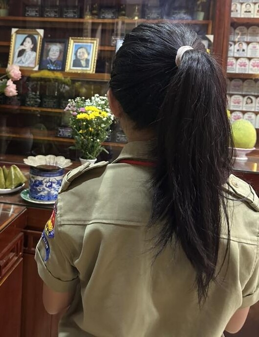 Bé Lavie thắp hương trong ngày giỗ 6 năm ngày mất của mẹ.