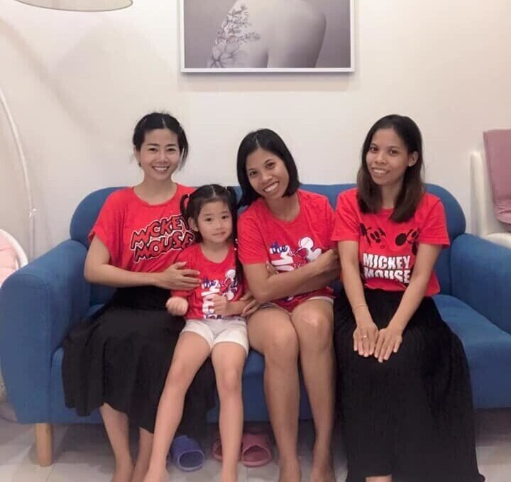 Mai Phương chụp ảnh cùng con gái và 2 bảo mẫu.