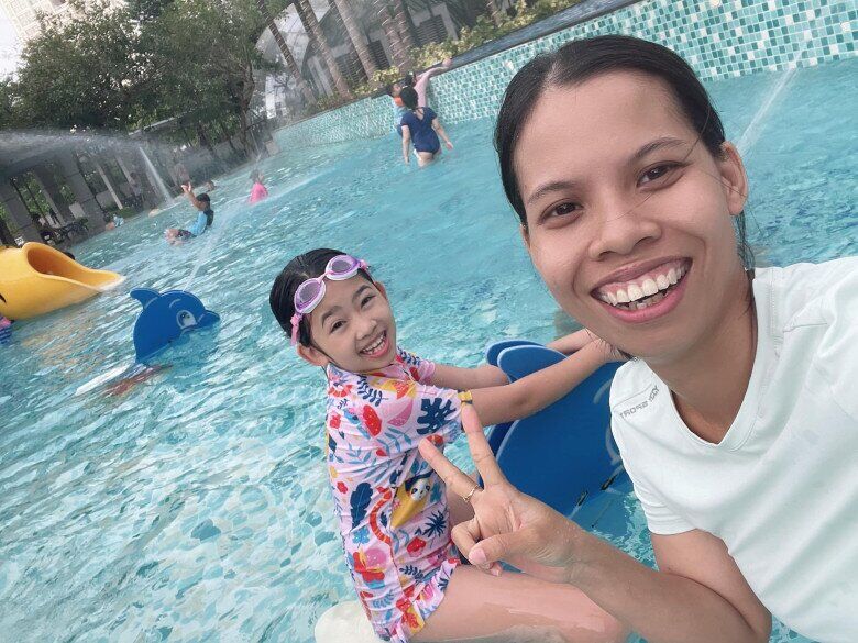 Lavie được bảo mẫu dẫn đi công viên nước.