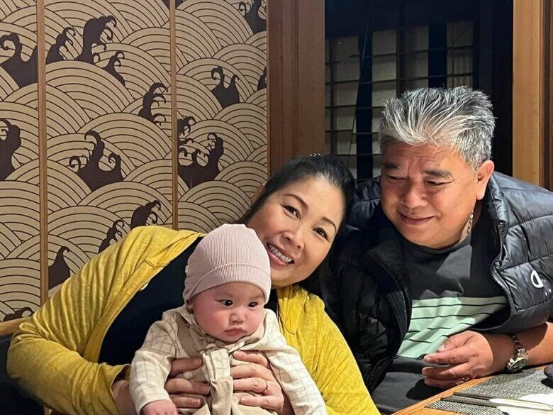 Vợ chồng nghệ sĩ Hồng Vân hạnh phúc khi lên chức.