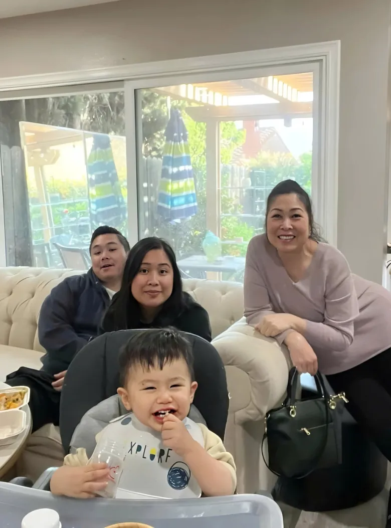 Hồng Vân hạnh phúc khi thấy cháu ngoại ngoan ngoãn, lanh lợi.