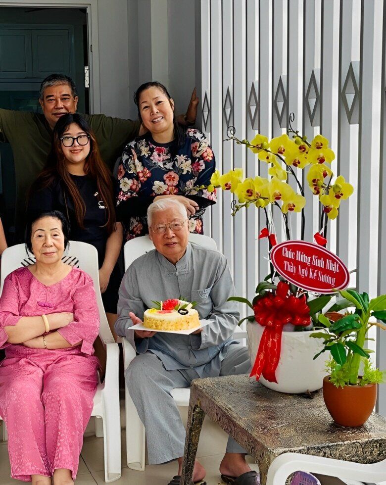 Vợ chồng NSND Hồng Vân chụp ảnh cùng bố mẹ.