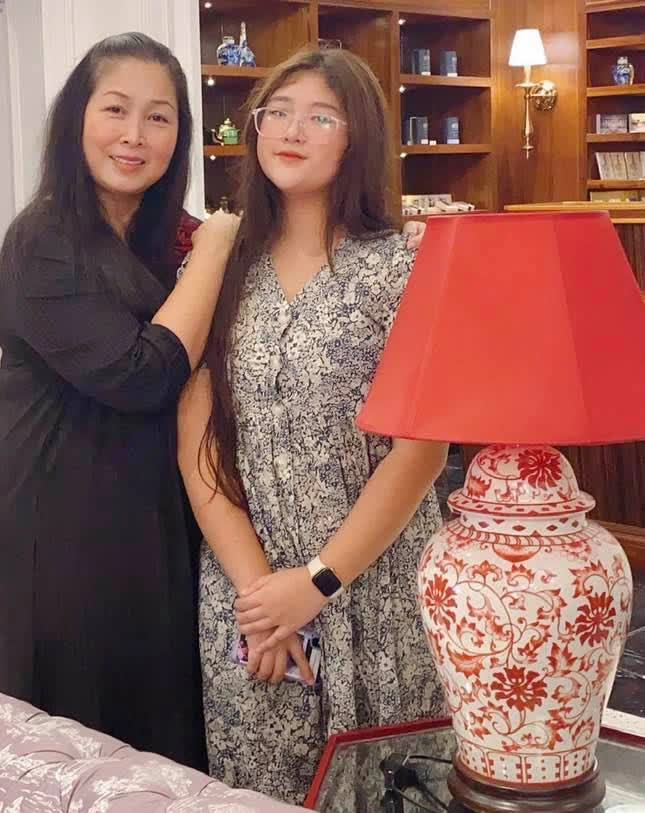 Nữ diễn viên bên con gái út.