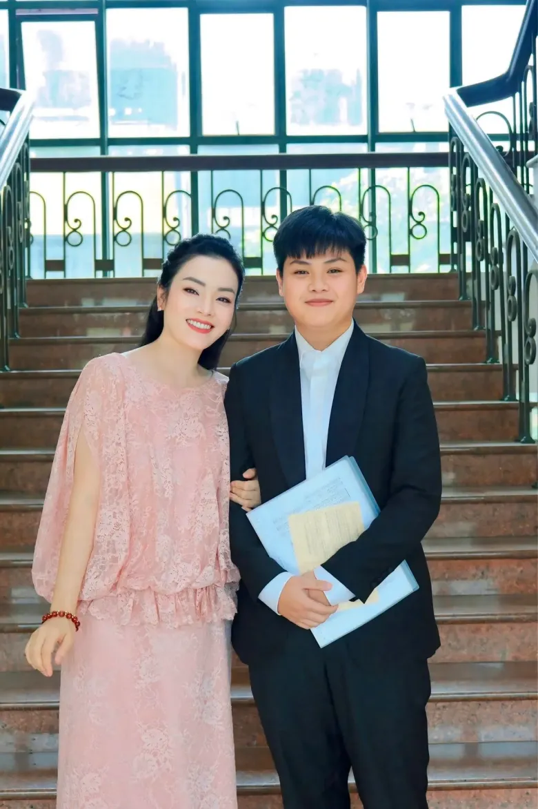 Tuấn Minh sở hữu ngoại hình điển trai, có nhiều nét giống mẹ.