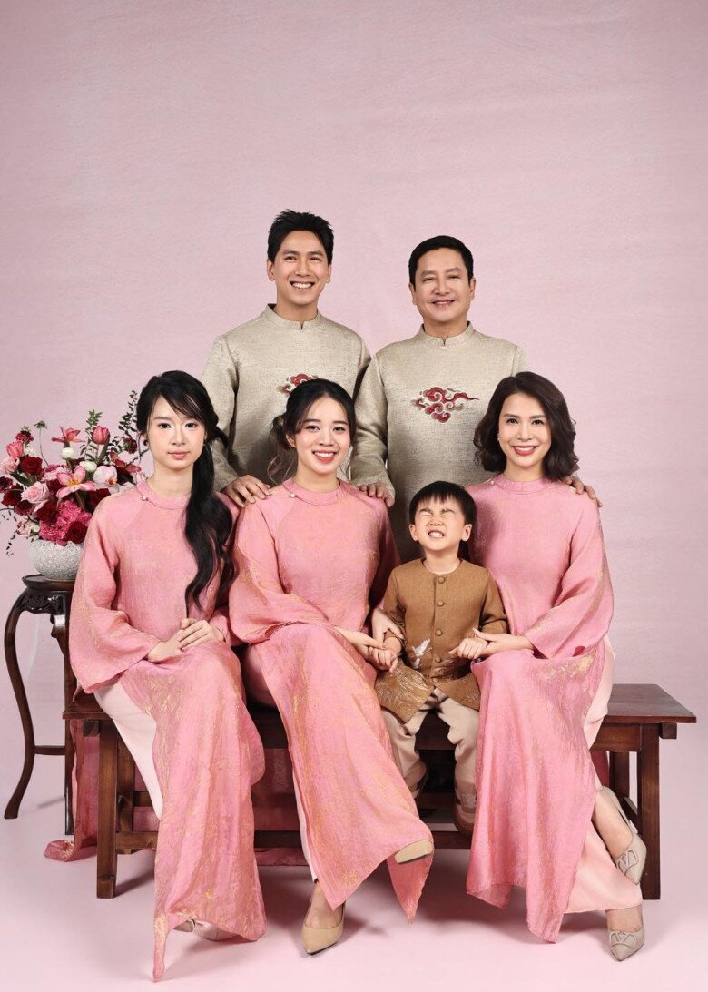 Nam nghệ sĩ chụp ảnh với con, cháu của Ý Lan.
