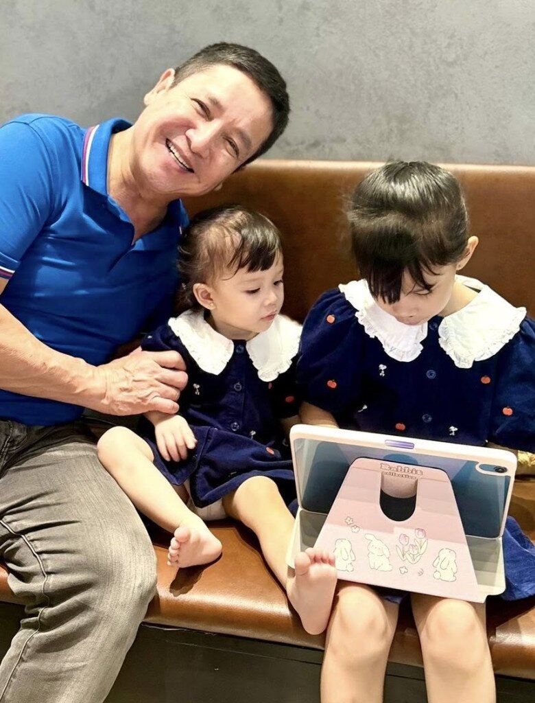 Nam nghệ sĩ đưa 2 cháu nội đi ra quán cà phê để uống nước, chơi đùa.
