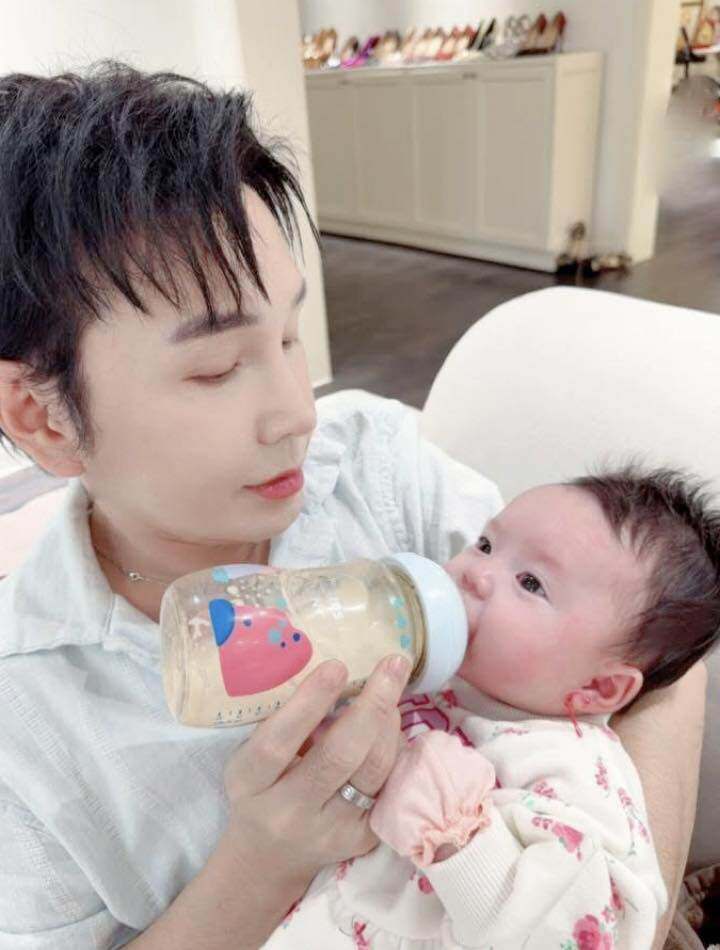 Nam nghệ sĩ chăm sóc ái nữ Kẹo rất chu đáo.
