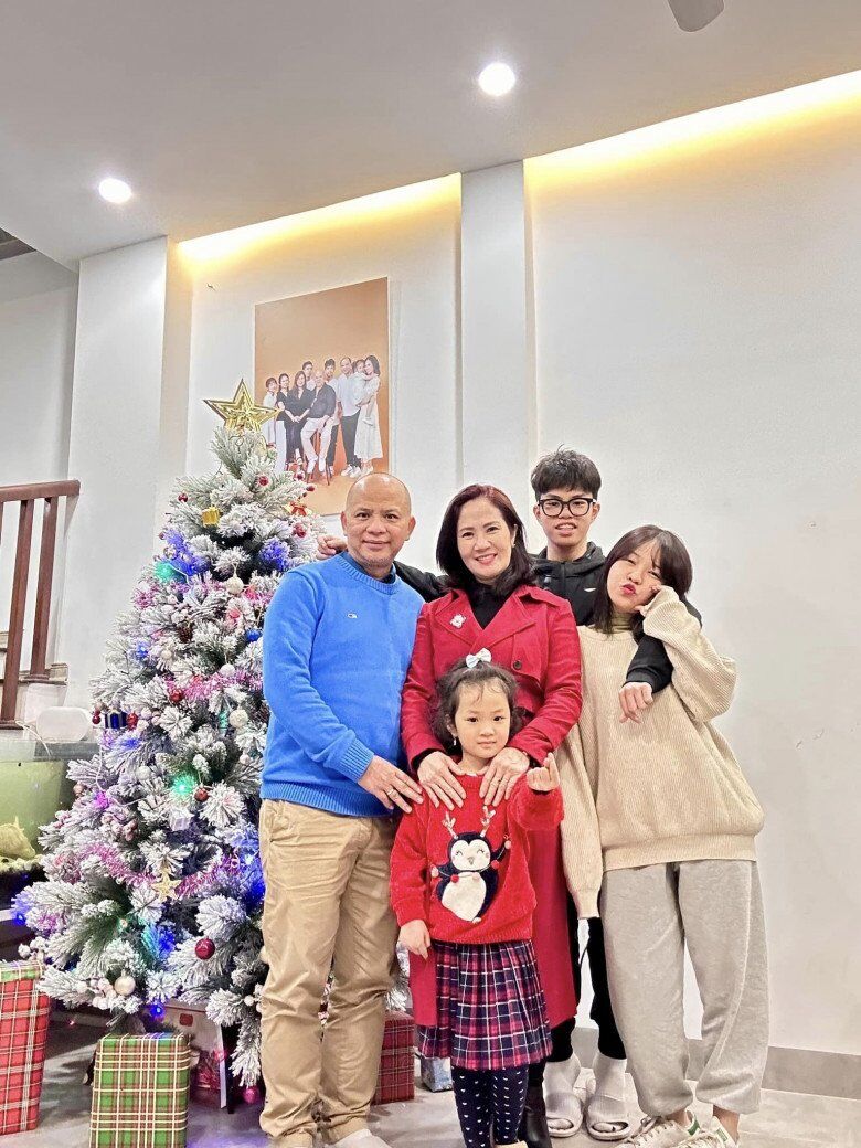 NSƯT Nguyệt Hằng và ông xã khoe hình ảnh hạnh phúc bên các con.
