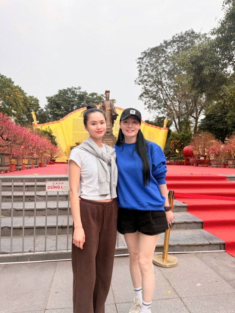 Chi thường trở về Việt Nam thăm gia đình, cùng mẹ đi du lịch nhiều nơi.