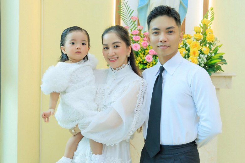 Lisa được nhận xét là thừa hưởng tính cách năng động, mê âm nhạc giống bố.