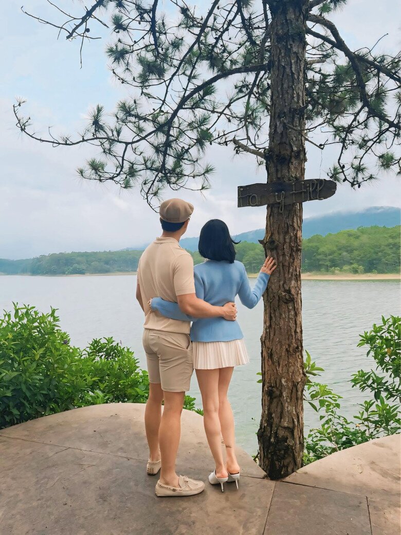 Sao Việt 24h: Bố mẹ chồng quyền lực của Khánh Thi trẻ trung mừng sinh nhật cháu; Vợ Ưng Hoàng Phúc khoe em gái như sinh đôi - 6