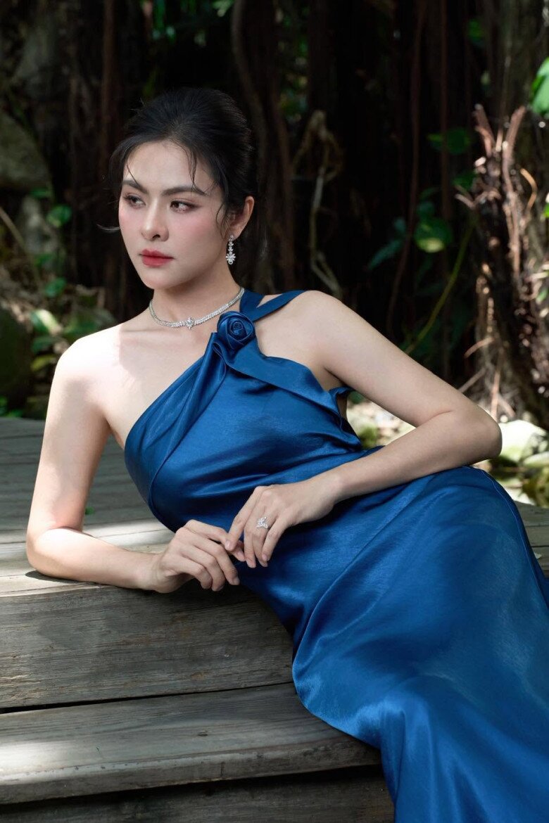 Sao Việt 24h: Bố mẹ chồng quyền lực của Khánh Thi trẻ trung mừng sinh nhật cháu; Vợ Ưng Hoàng Phúc khoe em gái như sinh đôi - 8