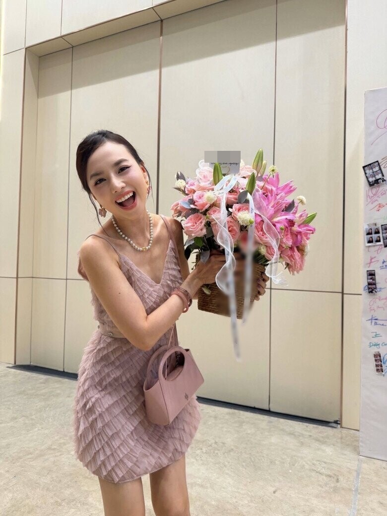 Sao Việt 24h: Bố mẹ chồng quyền lực của Khánh Thi trẻ trung mừng sinh nhật cháu; Vợ Ưng Hoàng Phúc khoe em gái như sinh đôi - 9