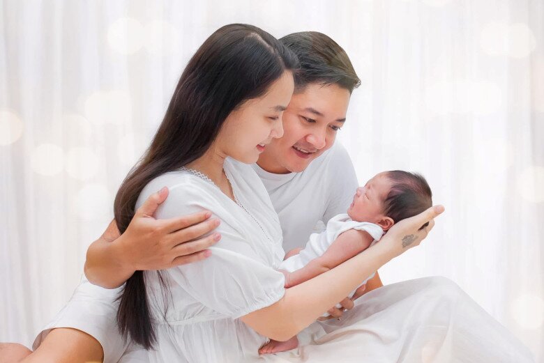 Sao Việt 24h: Minh Tiệp tráng trứng ngoài trời trên nắp ô tô, Mai Ngọc 6h sáng đưa con đi dạo trước khi trời nóng - 11