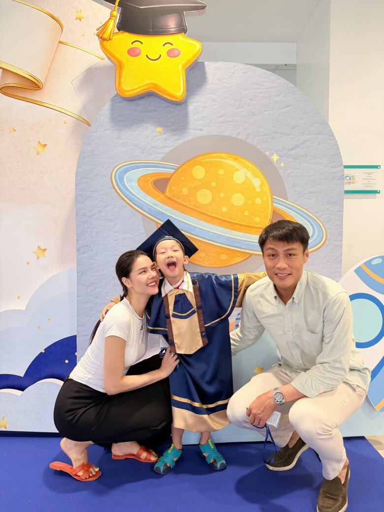 Sao Việt 24h: Minh Tiệp tráng trứng ngoài trời trên nắp ô tô, Mai Ngọc 6h sáng đưa con đi dạo trước khi trời nóng - 9