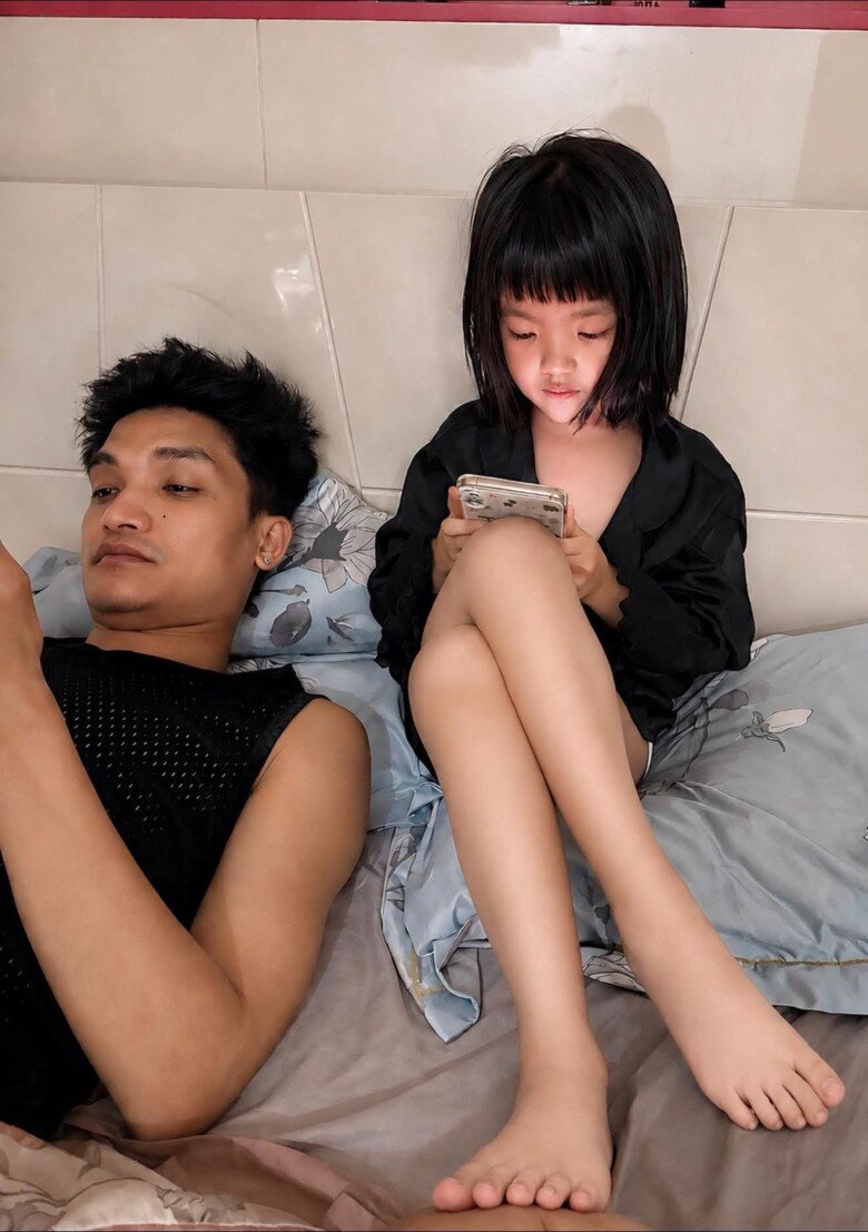Sao Việt 24h: Minh Tiệp tráng trứng ngoài trời trên nắp ô tô, Mai Ngọc 6h sáng đưa con đi dạo trước khi trời nóng - 5