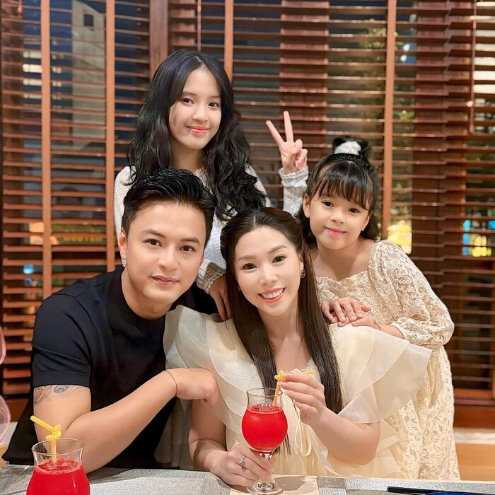 Hồng Đăng có cuộc sống viên mãn bên vợ và 2 ái nữ.