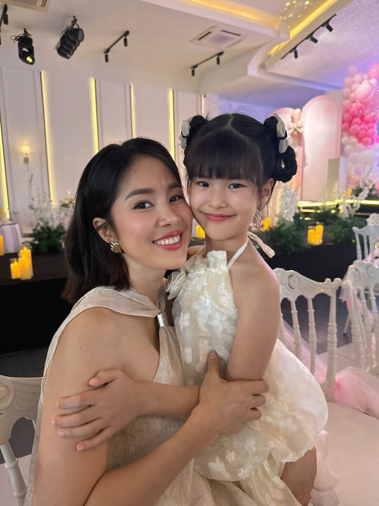 Sao Việt 24h: Thúy Diễm mang bầu lần 2 được chồng amp;#34;cưng như trứng mỏngamp;#34;; Con gái Lê Phương càng lớn càng lộ nét đẹp dịu dàng - 3