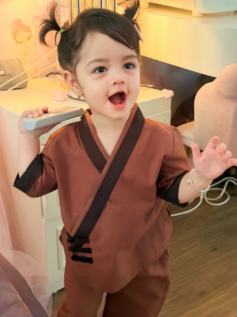 Sao Việt 24h: Hoa hậu Đặng Thu Thảo khoe gái út lũn chũn ra biển; Sara Lưu bầu đôi lần 2 tự tin diện bikini - 3