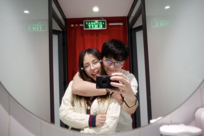Sao Việt 24h: Diễn viên Quang Minh bế quý tử duy nhất đi thăm tổ ấm quy mô hoành tráng với vợ kém 37 tuổi - 13