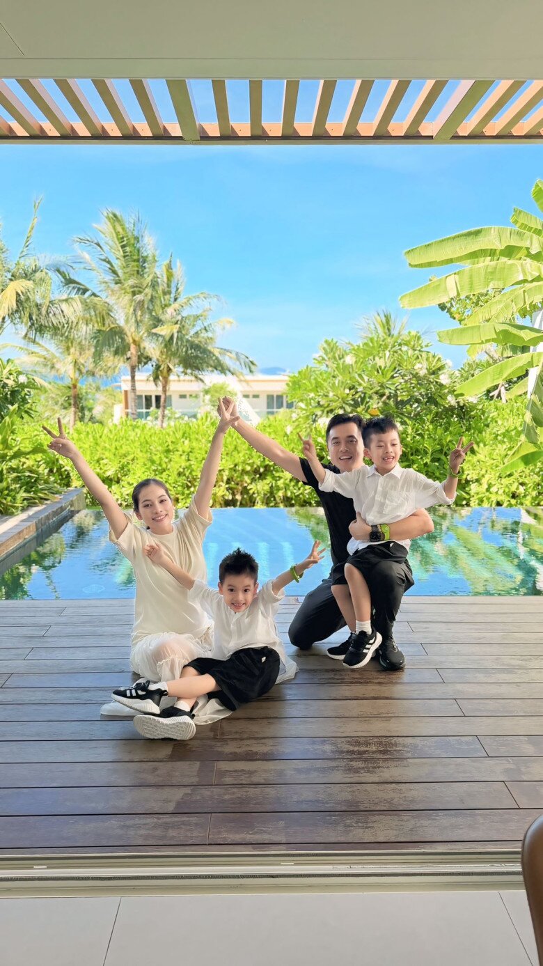 Sao Việt 24h: Subeo điển trai khi đi ăn cùng mẹ; Con gái lai Tây của Lan Phương phơi nắng má đỏ hây hây - 7