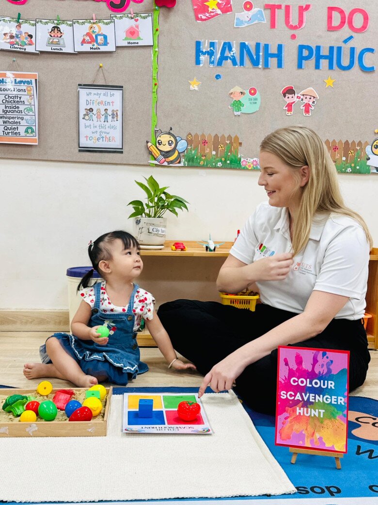 Sao Việt 24h: Subeo điển trai khi đi ăn cùng mẹ; Con gái lai Tây của Lan Phương phơi nắng má đỏ hây hây - 8