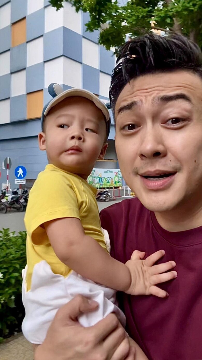 Sao Việt 24h: Subeo điển trai khi đi ăn cùng mẹ; Con gái lai Tây của Lan Phương phơi nắng má đỏ hây hây - 9