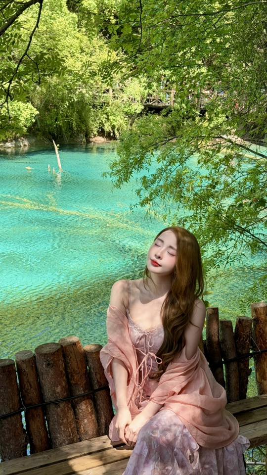 Sao Việt 24h: Subeo điển trai khi đi ăn cùng mẹ; Con gái lai Tây của Lan Phương phơi nắng má đỏ hây hây - 11