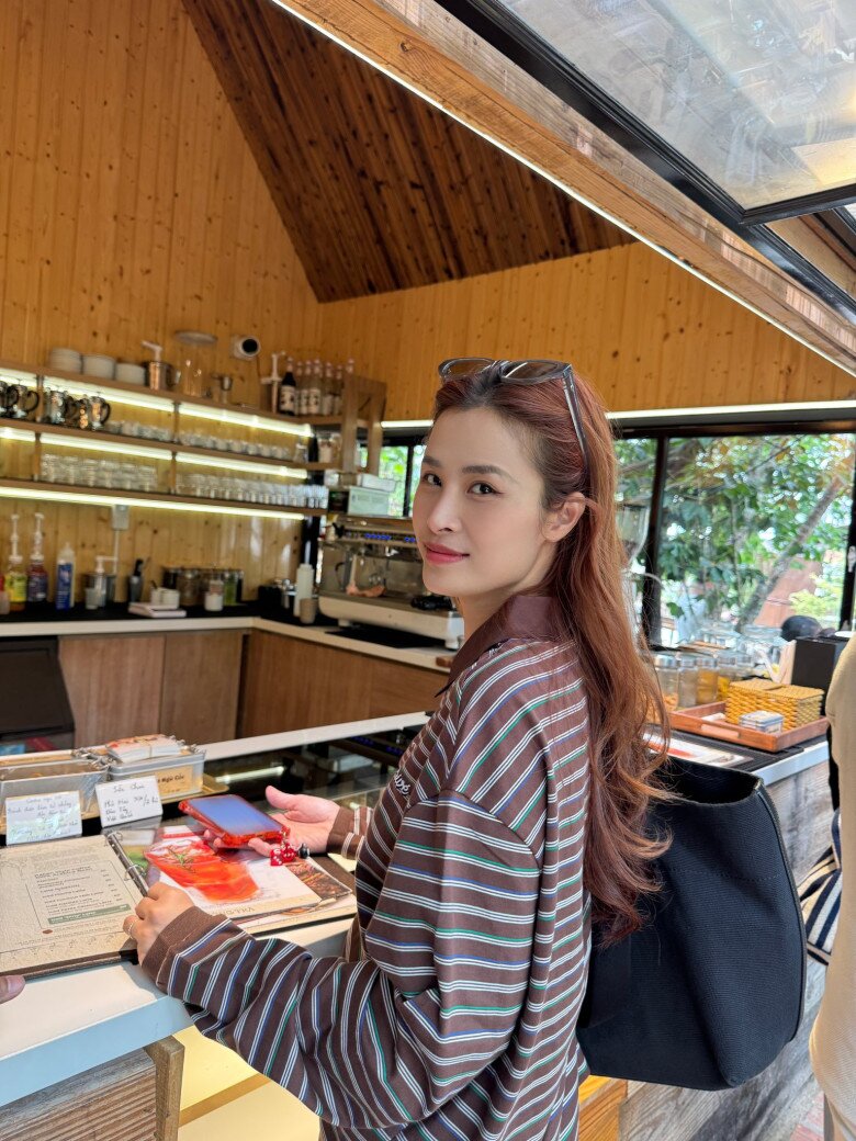 Sao Việt 24h: Hà Anh khoe khoảnh khắc gia đình nô đùa trên biển dịp nghỉ lễ, tổ ấm amp;#34;đẹp như tranhamp;#34; khiến khán giả trầm trồ - 14