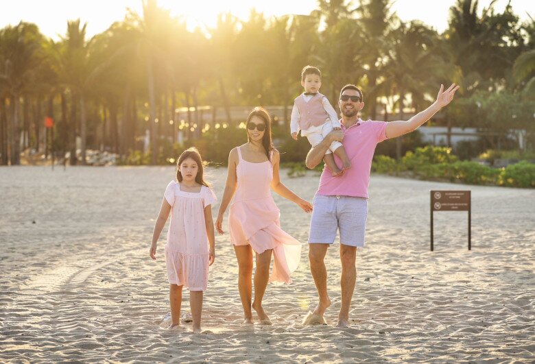 Sao Việt 24h: Hà Anh khoe khoảnh khắc gia đình nô đùa trên biển dịp ...