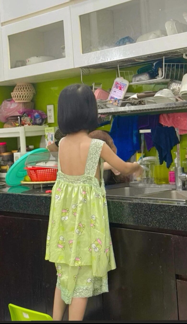 Sao Việt 24h: 2 con gái MC Quyền Linh amp;#34;lên đồamp;#34; đi ăn tối chiếm trọn spotlight vì vẻ ngoài nữ tính, quyến rũ - 5