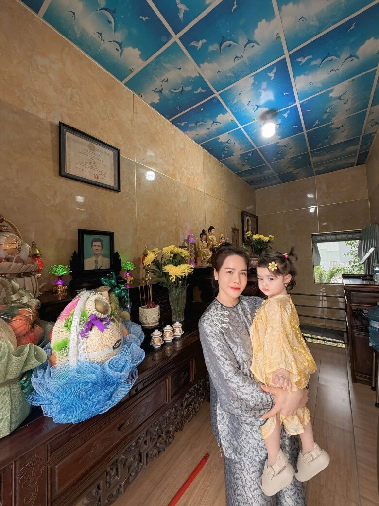 Sao Việt 24h: 2 con gái MC Quyền Linh amp;#34;lên đồamp;#34; đi ăn tối chiếm trọn spotlight vì vẻ ngoài nữ tính, quyến rũ - 4