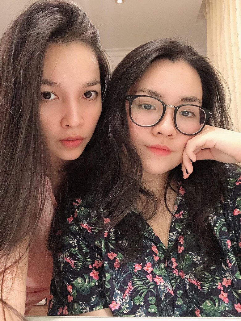 Hiền Thục và con gái trẻ trông chẳng khác gì hai chị em. 