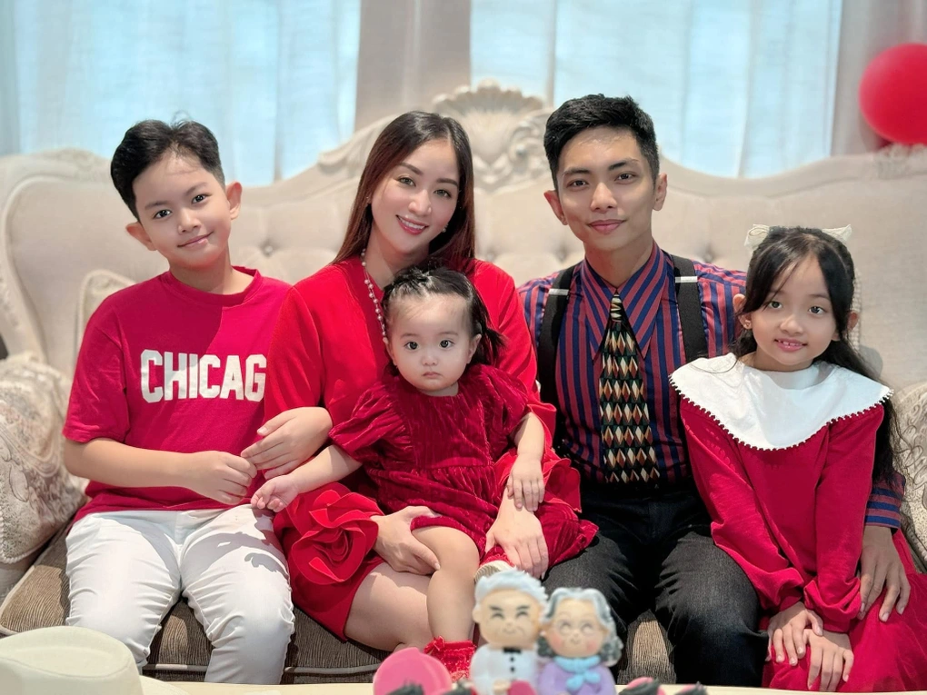 3 con nhà Khánh Thi - Phan Hiển đều đẹp và tài năng.