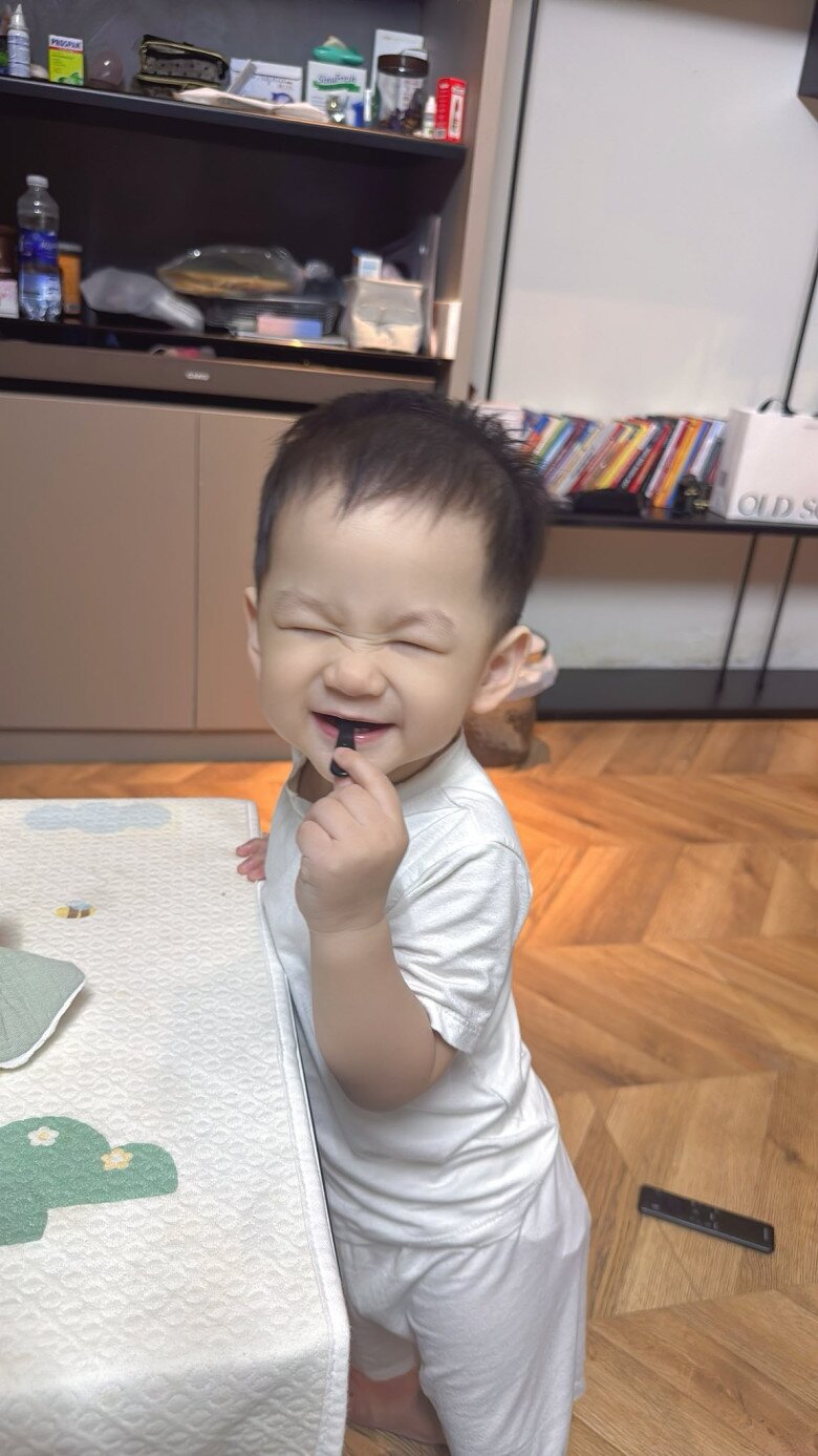 Sao Việt 24h: Lương Thế Thành trong phim làm amp;#34;tra namamp;#34;, ngoài đời ngồi dũa móng chân cho Thúy Diễm để có tiền cà phê - 6