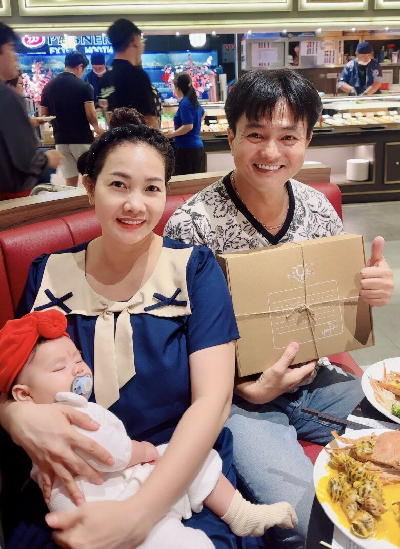 Sao Việt 24h: Mẹ Hồ Ngọc Hà diện váy khoe trọn lưng trần bên chồng lai Pháp, tuổi U70 vẫn săn chắc đáng ngưỡng mộ - 5
