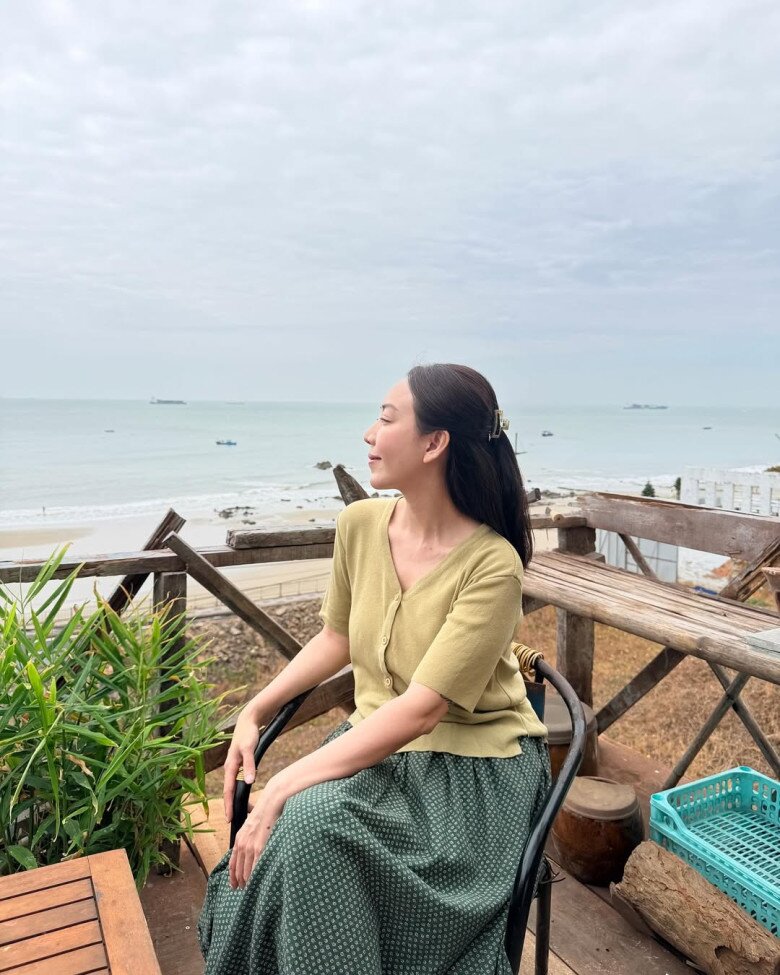 Sao Việt 24h: Mẹ Hồ Ngọc Hà diện váy khoe trọn lưng trần bên chồng lai Pháp, tuổi U70 vẫn săn chắc đáng ngưỡng mộ - 9