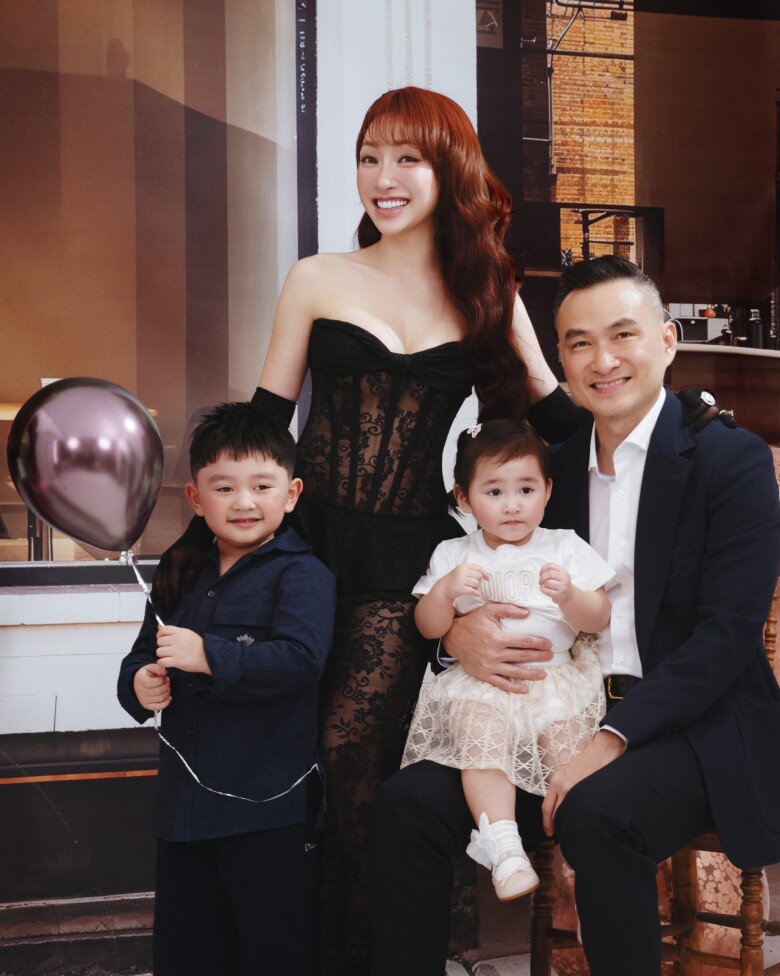 Sao Việt 24h: Mẹ Hồ Ngọc Hà nắm tay chồng lai Pháp không rời; Con gái 8 tháng tuổi của Hamp;#39;Hen Niê mê leo trèo giống mẹ - 6